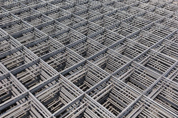 Yol yapımında temel yapı için demir tel.