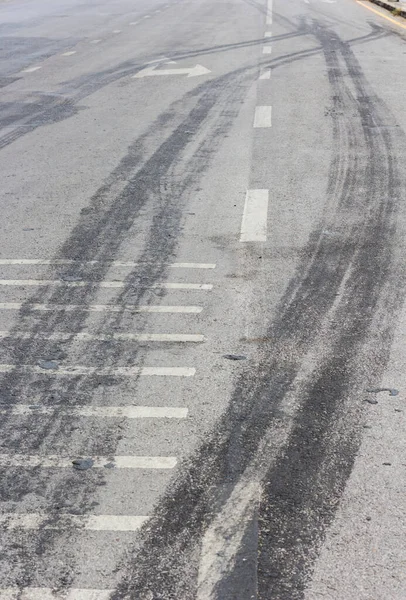 Lastik izleri ile soyut yol arka plan.
