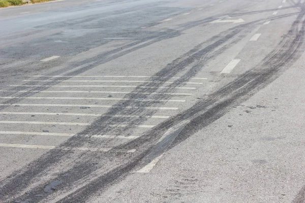 Lastik izleri ile soyut yol arka plan.
