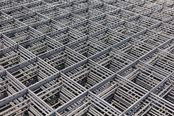 Yol yapımında temel yapı için demir tel.