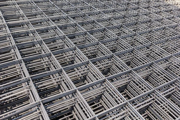 Yol yapımında temel yapı için demir tel.