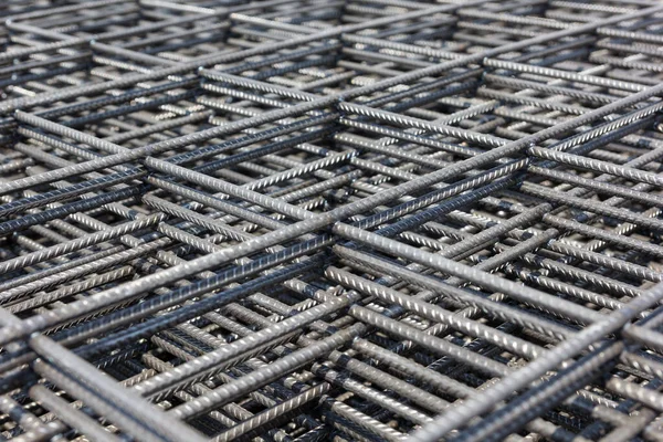 Yol yapımında temel yapı için demir tel.