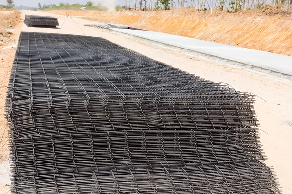Yol yapımında temel yapı için demir tel.