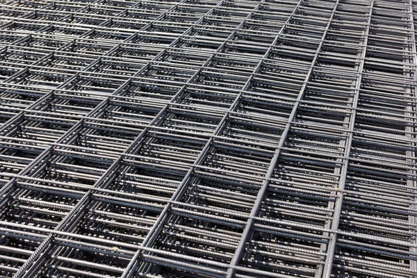 Yol yapımında temel yapı için demir tel.