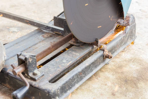 Tamirci kıvılcımlarla çeliği kesiyor..