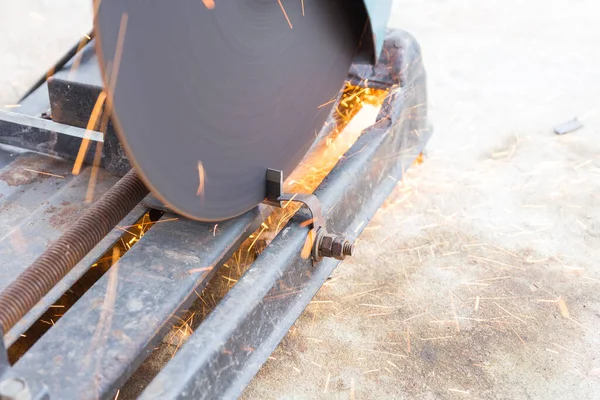 Tamirci kıvılcımlarla çeliği kesiyor..