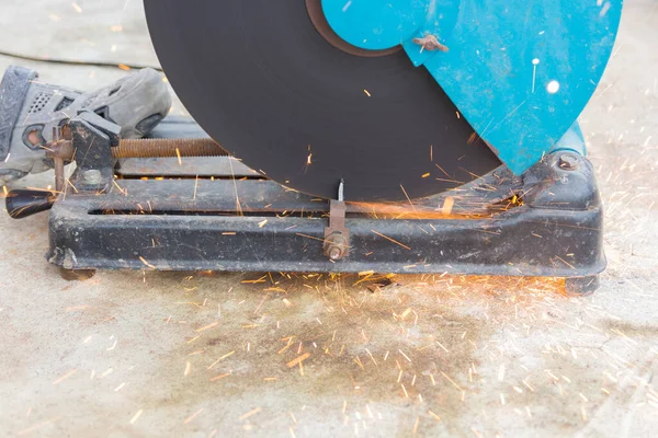 Tamirci kıvılcımlarla çeliği kesiyor..