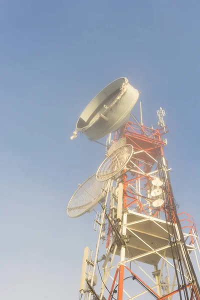 Staré Komunikační Věže Modrém Pozadí Oblohy — Stock fotografie
