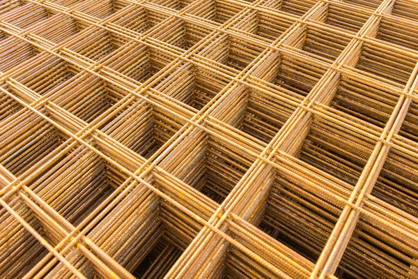 Demir tel, yol yapımında temel yapı kullanımı için paslanmış..