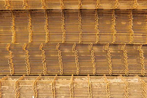 Demir tel, yol yapımında temel yapı kullanımı için paslanmış..