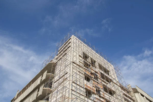 İnşaat inşaat site işleri mavi gökyüzü.