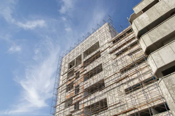 İnşaat inşaat site işleri mavi gökyüzü.