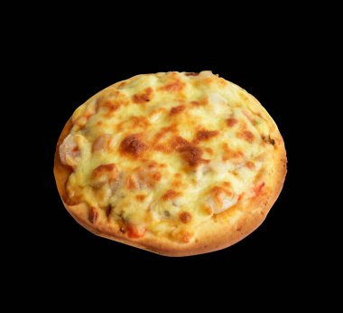 Siyah arka planda izole edilmiş, gölgesiz, dilimlenmiş ya da dilimlenmiş peynirli pizza.