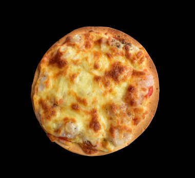 Siyah arka planda izole edilmiş, gölgesiz, dilimlenmiş ya da dilimlenmiş peynirli pizza.