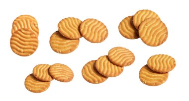 Yuvarlak bisküviler izole edilmiş, tatlı krakerler, kırpma yolu olan kurabiyeler, beyaz arka planda gölge yok.