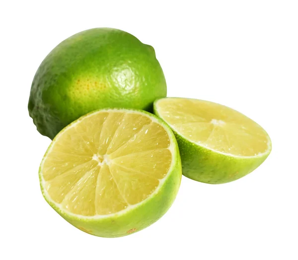 新鲜的绿色柠檬果 有切碎路径 无阴影 片白色背景 — 图库照片