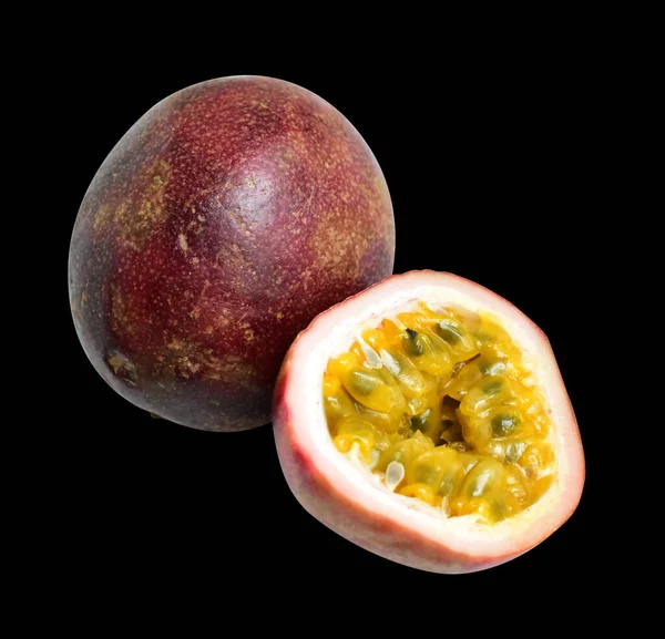 Färsk Passion Frukt Skivor Hälften Bitar Isolerade Med Klippning Väg — Stockfoto
