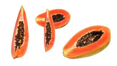 Taze olgun papaya meyvesi siyah arka planda kırpma yolu ile izole edilmiş, gölgesiz, sağlıklı tropikal meyve, yarısı ve dilimleri, parçaları