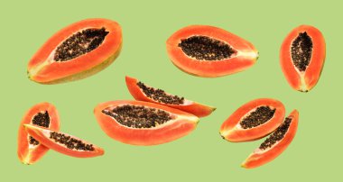 Taze olgun papaya meyvesi siyah arka planda kırpma yolu ile izole edilmiş, gölgesiz, sağlıklı tropikal meyve, yarısı ve dilimleri, parçaları