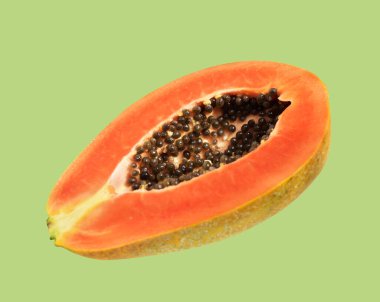 Taze olgun papaya meyvesi siyah arka planda kırpma yolu ile izole edilmiş, gölgesiz, sağlıklı tropikal meyve, yarısı ve dilimleri, parçaları