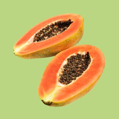 Taze olgun papaya meyvesi siyah arka planda kırpma yolu ile izole edilmiş, gölgesiz, sağlıklı tropikal meyve, yarısı ve dilimleri, parçaları