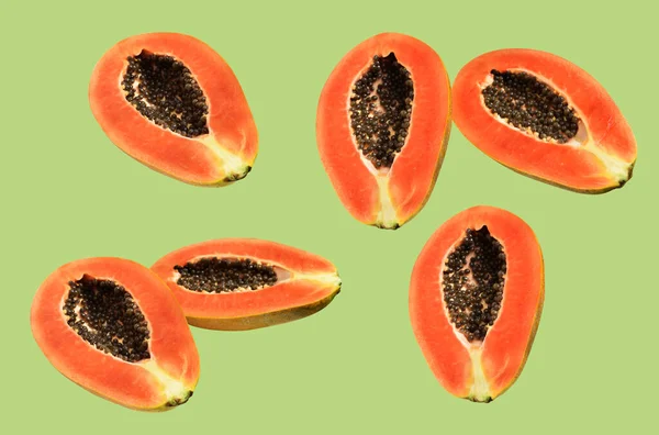 新鲜甜成熟的木瓜果 有剪枝路径 黑色背景 无阴影 热带水果 半切片 — 图库照片