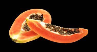 Taze olgun papaya meyvesi siyah arka planda kırpma yolu ile izole edilmiş, gölgesiz, sağlıklı tropikal meyve, yarısı ve dilimleri, parçaları