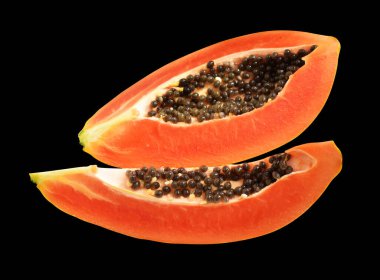 Taze olgun papaya meyvesi siyah arka planda kırpma yolu ile izole edilmiş, gölgesiz, sağlıklı tropikal meyve, yarısı ve dilimleri, parçaları