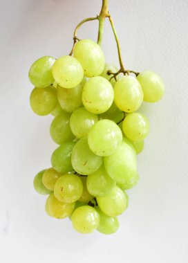 Taze yeşil üzüm meyvesi izole, yeşil arka planda kırpma yolu olan gölge yok.