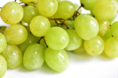 Taze yeşil üzüm meyvesi izole, yeşil arka planda kırpma yolu olan gölge yok.