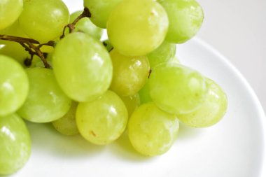 Taze yeşil üzüm meyvesi izole, yeşil arka planda kırpma yolu olan gölge yok.