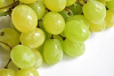 Taze yeşil üzüm meyvesi izole, yeşil arka planda kırpma yolu olan gölge yok.