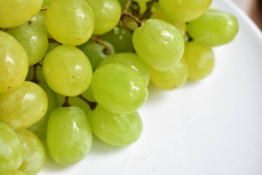 Taze yeşil üzüm meyvesi izole, yeşil arka planda kırpma yolu olan gölge yok.