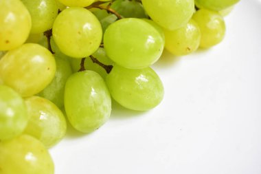 Taze yeşil üzüm meyvesi izole, yeşil arka planda kırpma yolu olan gölge yok.