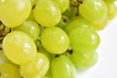 Taze yeşil üzüm meyvesi izole, yeşil arka planda kırpma yolu olan gölge yok.