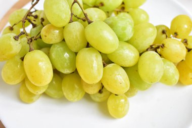 Taze yeşil üzüm meyvesi izole, yeşil arka planda kırpma yolu olan gölge yok.