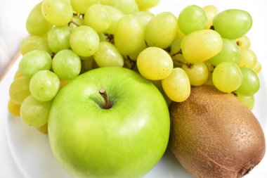 Taze yeşil üzüm meyvesi izole, yeşil arka planda kırpma yolu olan gölge yok.