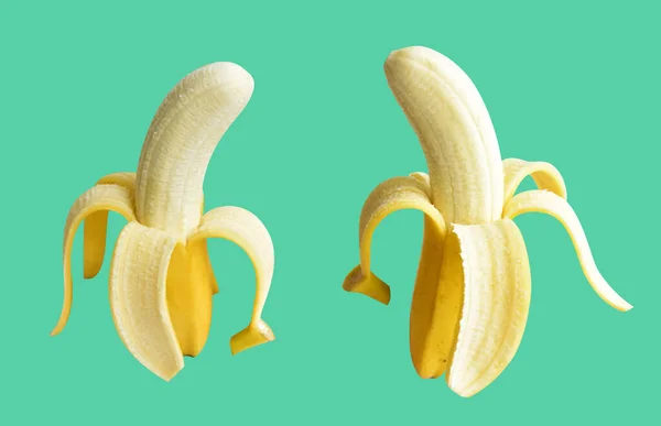 Świeże Pół Obrane Dojrzałe Żółte Owoce Banana Izolowane Ścieżką Wycinania — Zdjęcie stockowe