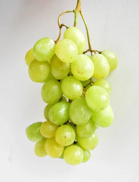 Свіжі Зелені Плоди Винограду Ізольовані Немає Тіні Відсічним Контуром Зеленому — стокове фото