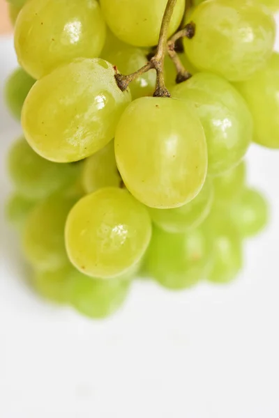 Fruta Fresca Uva Verde Isolada Sem Sombra Com Recorte Fundo — Fotografia de Stock