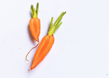 Beyaz arka planda izole edilmiş havuçlar, gıda malzemeleri, havuç arka planı, üst görünüm, düz görünüm, çerçeve