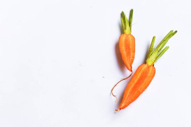 Beyaz arka planda izole edilmiş havuçlar, gıda malzemeleri, havuç arka planı, üst görünüm, düz görünüm, çerçeve