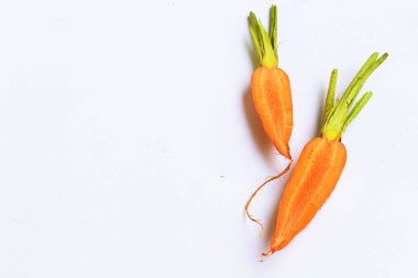 Beyaz arka planda izole edilmiş havuçlar, gıda malzemeleri, havuç arka planı, üst görünüm, düz görünüm, çerçeve