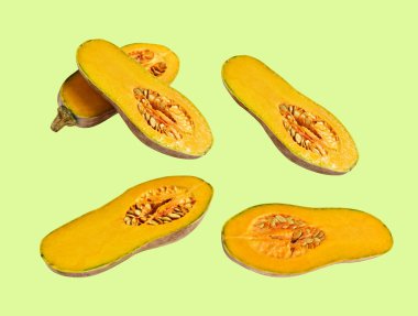 Portakal rengi uzun kabaklar, kabak kabağı, kabak kabağı kesme yolu ile izole edilmiş, siyah arka planda gölge yok.