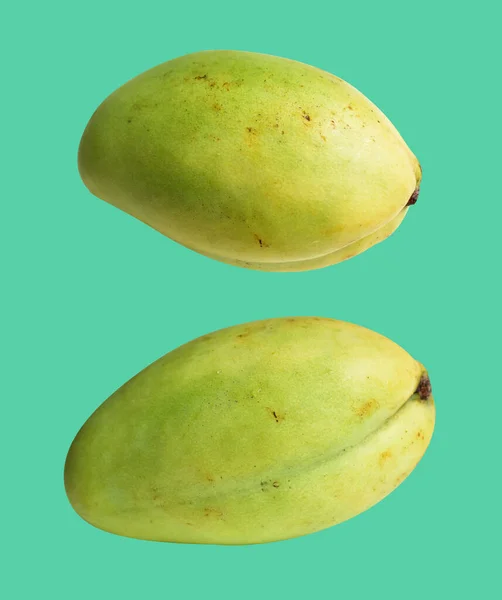 Frutto Mango Verde Isolato Con Percorso Ritaglio Nessuna Ombra Sullo — Foto Stock