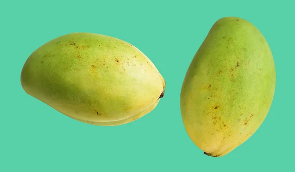 Zelené Mango Ovoce Izolované Výstřižkovou Pěšinou Žádný Stín Zeleném Pozadí — Stock fotografie