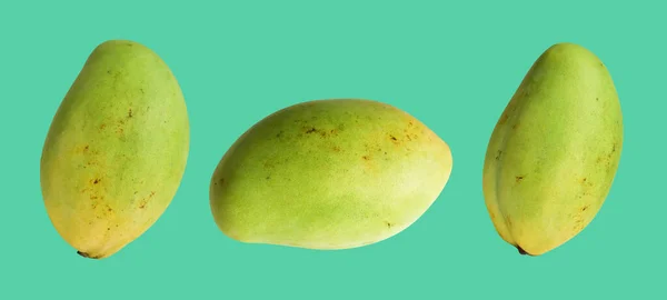 Zelené Mango Ovoce Izolované Výstřižkovou Pěšinou Žádný Stín Zeleném Pozadí — Stock fotografie