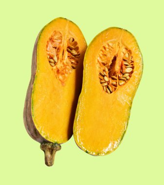 Portakal rengi uzun kabaklar, kabak kabağı, kabak kabağı kesme yolu ile izole edilmiş, siyah arka planda gölge yok.