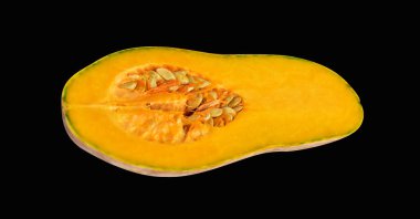 Portakal rengi uzun kabaklar, kabak kabağı, kabak kabağı kesme yolu ile izole edilmiş, siyah arka planda gölge yok.