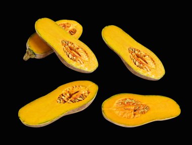 Portakal rengi uzun kabaklar, kabak kabağı, kabak kabağı kesme yolu ile izole edilmiş, siyah arka planda gölge yok.